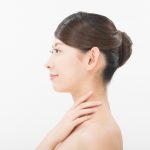 ボディークリームを塗る女性